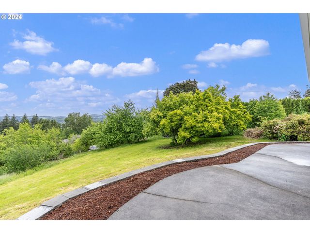 352 Ne LOVRIEN Ave, Gresham, OR 97030
