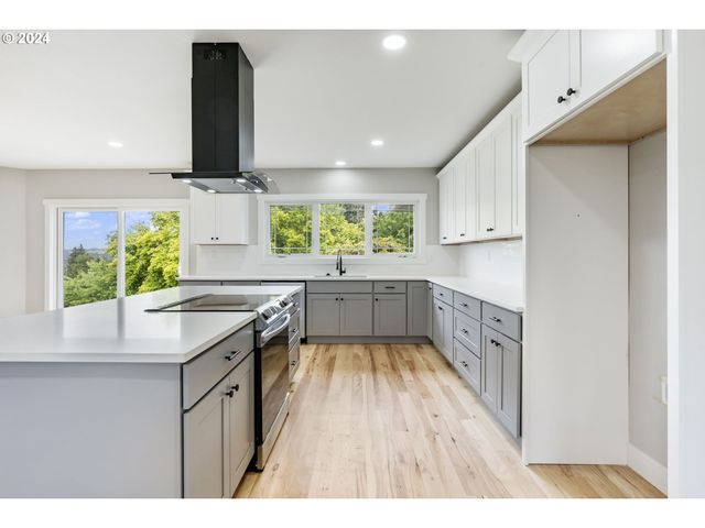 352 Ne LOVRIEN Ave, Gresham, OR 97030