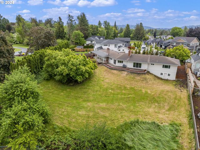352 Ne LOVRIEN Ave, Gresham, OR 97030