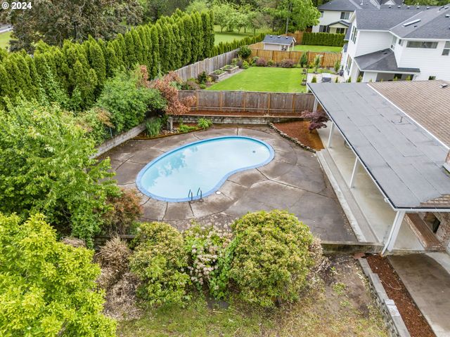 352 Ne LOVRIEN Ave, Gresham, OR 97030