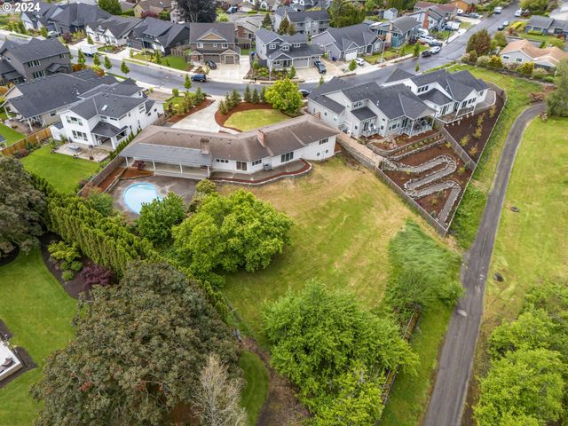 352 Ne LOVRIEN Ave, Gresham, OR 97030
