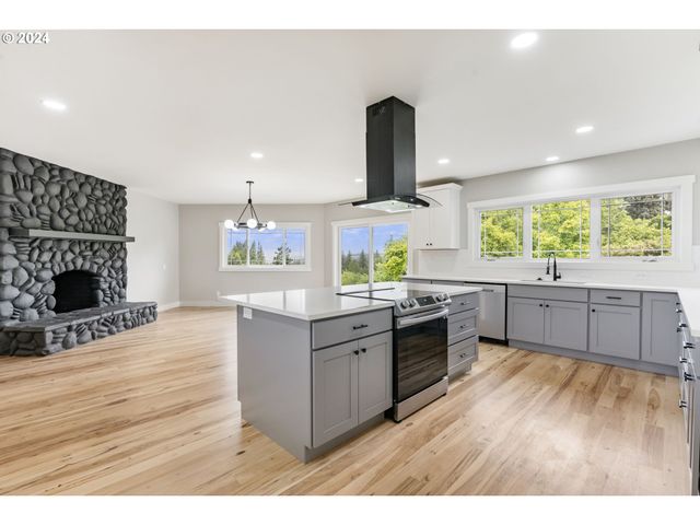352 Ne LOVRIEN Ave, Gresham, OR 97030
