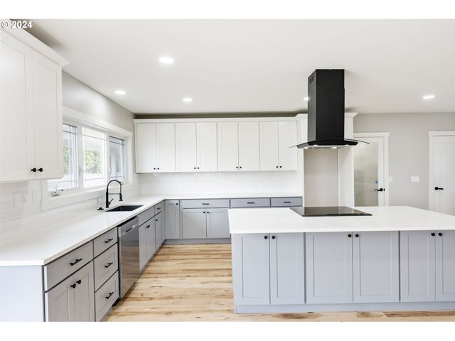 352 Ne LOVRIEN Ave, Gresham, OR 97030