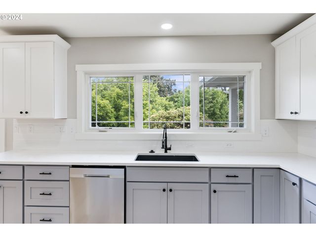 352 Ne LOVRIEN Ave, Gresham, OR 97030