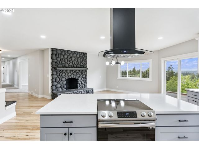 352 Ne LOVRIEN Ave, Gresham, OR 97030