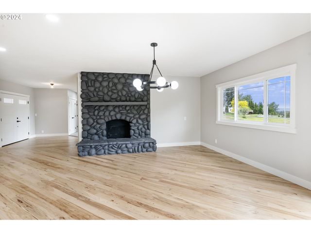 352 Ne LOVRIEN Ave, Gresham, OR 97030