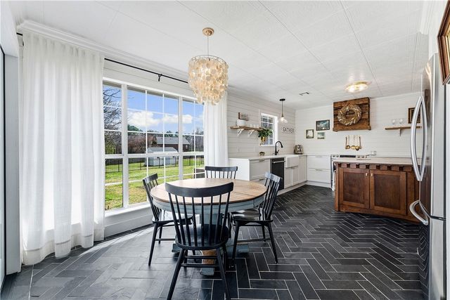 5203 S Pleasant Lane, Rogers, AR 72758