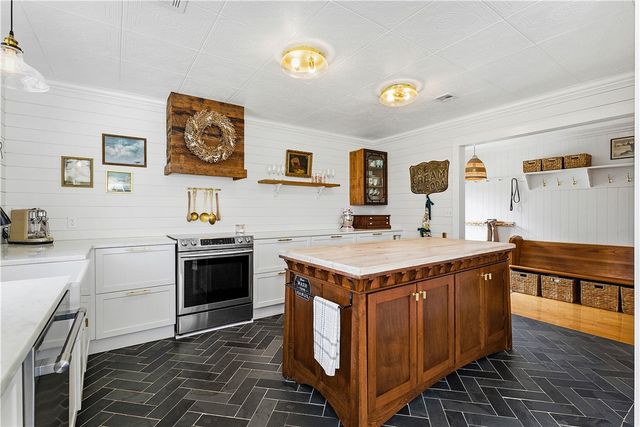 5203 S Pleasant Lane, Rogers, AR 72758