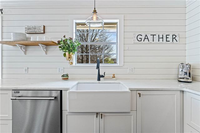 5203 S Pleasant Lane, Rogers, AR 72758