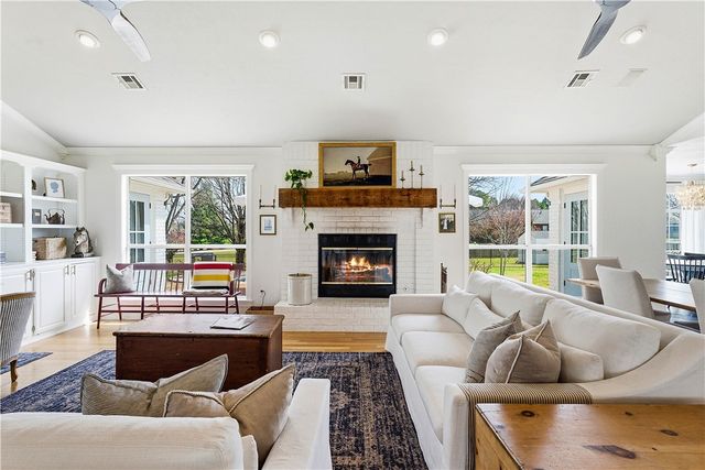 5203 S Pleasant Lane, Rogers, AR 72758