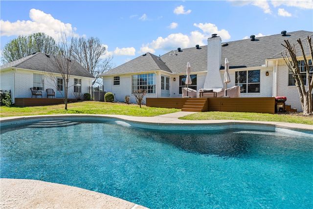 5203 S Pleasant Lane, Rogers, AR 72758