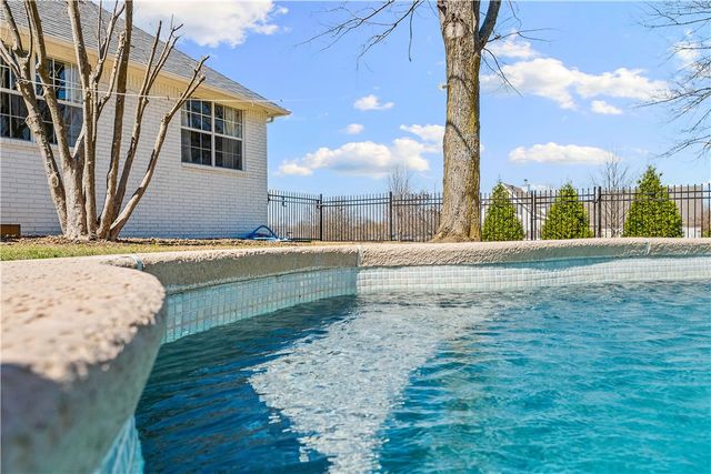 5203 S Pleasant Lane, Rogers, AR 72758