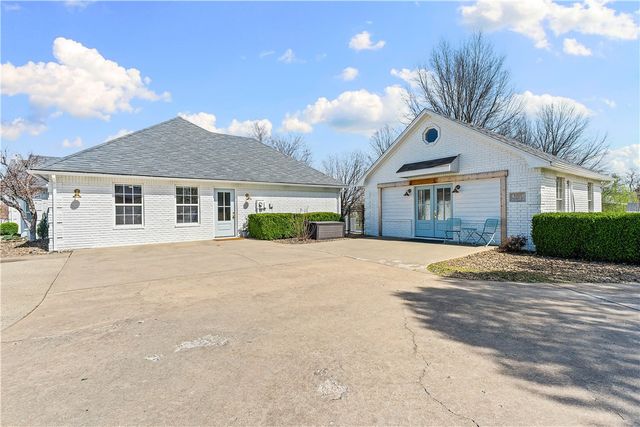 5203 S Pleasant Lane, Rogers, AR 72758