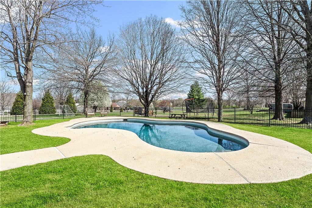 5203 S Pleasant Lane, Rogers, AR 72758