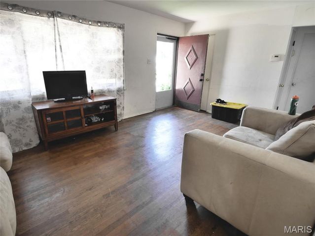 10113 Crown Point Drive, St Louis, MO 63136