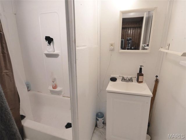 10113 Crown Point Drive, St Louis, MO 63136
