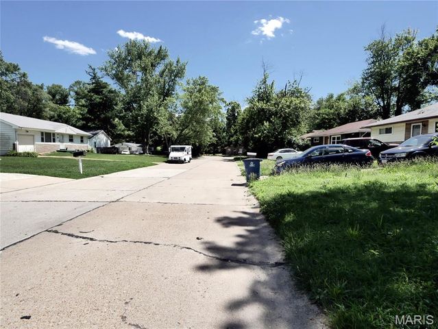 10113 Crown Point Drive, St Louis, MO 63136