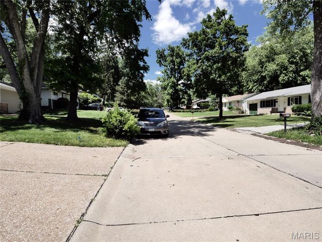10113 Crown Point Drive, St Louis, MO 63136