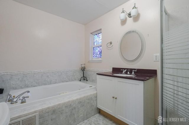3 E Charles Court, Edison, NJ 08820