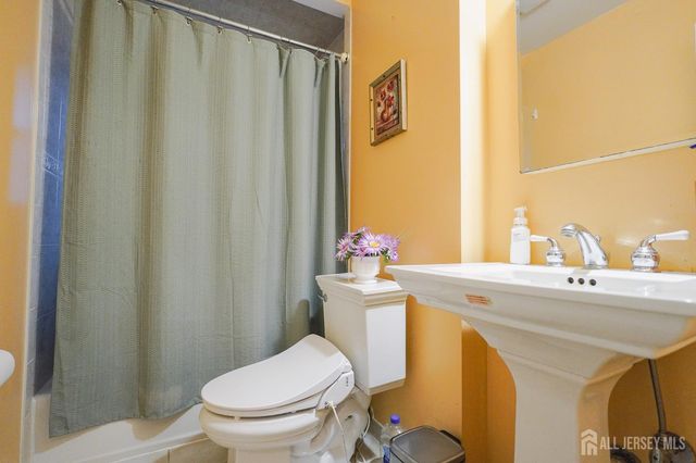 3 E Charles Court, Edison, NJ 08820