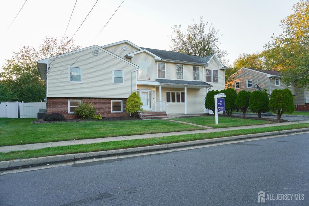 3 E Charles Court, Edison, NJ 08820