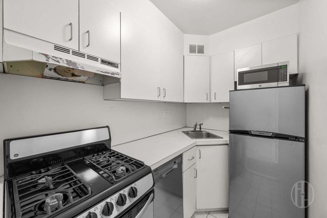 155 E 34th St Apt 17C, New York City, NY 10016