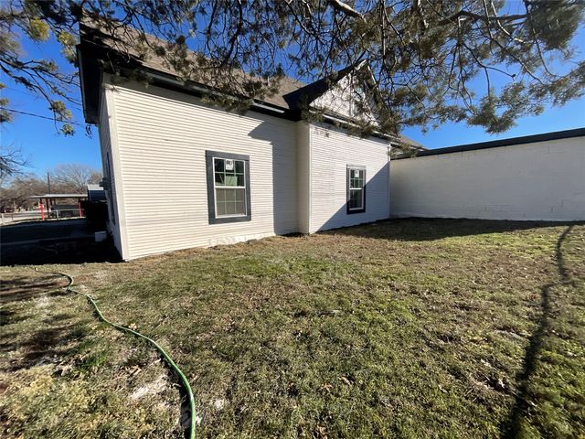 207 College Street, Chico, TX 76431