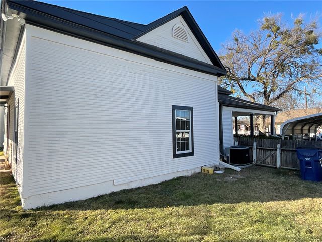 207 College Street, Chico, TX 76431
