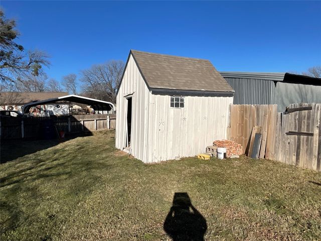 207 College Street, Chico, TX 76431