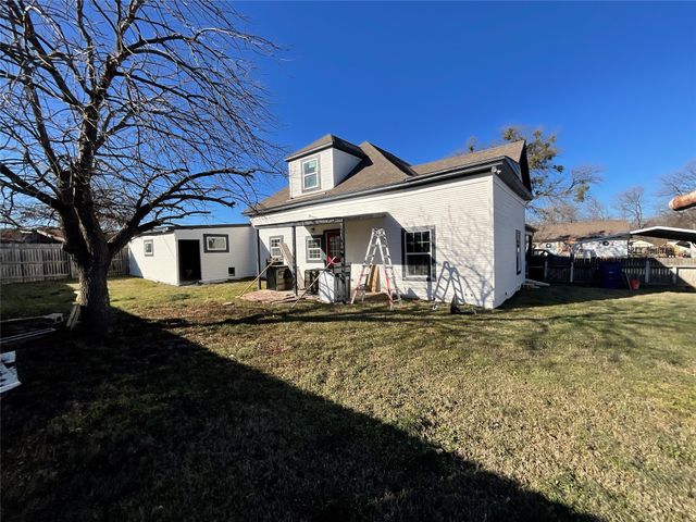 207 College Street, Chico, TX 76431