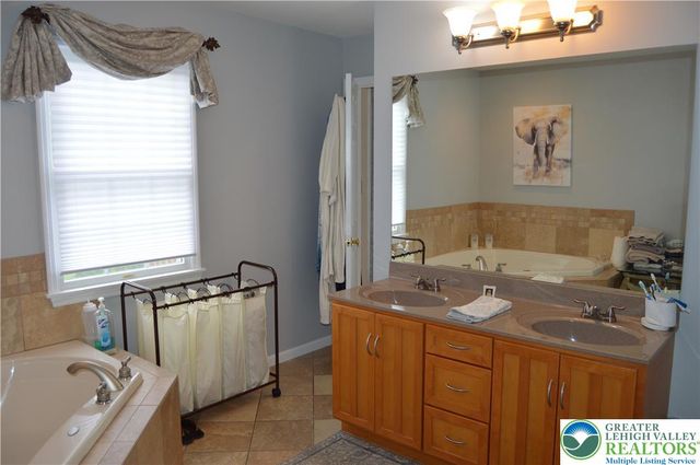 17 Tamarack Court, Forks Twp, PA 18040
