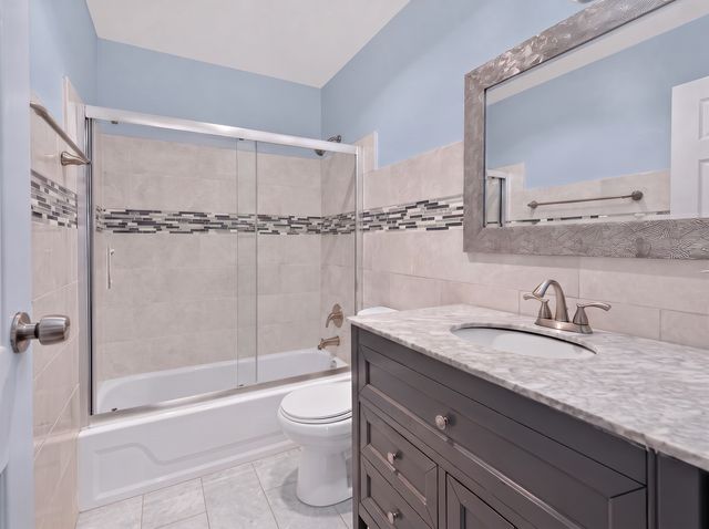 502 W Huntington Commons Road 241, Mount Prospect, IL 60056
