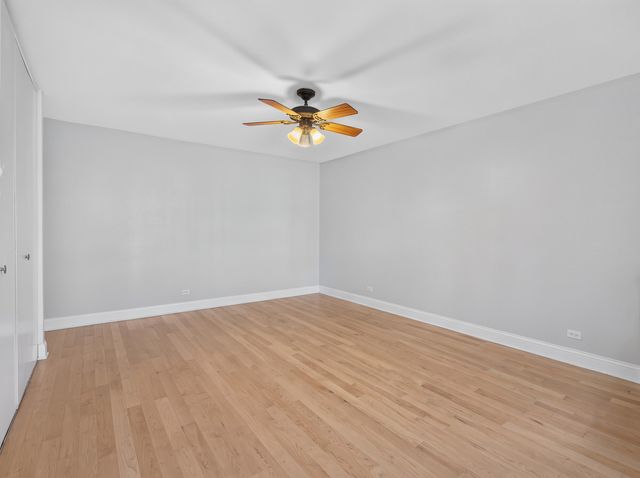 502 W Huntington Commons Road 241, Mount Prospect, IL 60056