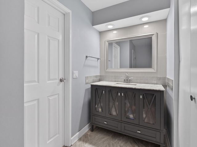 502 W Huntington Commons Road 241, Mount Prospect, IL 60056