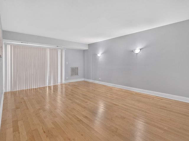 502 W Huntington Commons Road 241, Mount Prospect, IL 60056