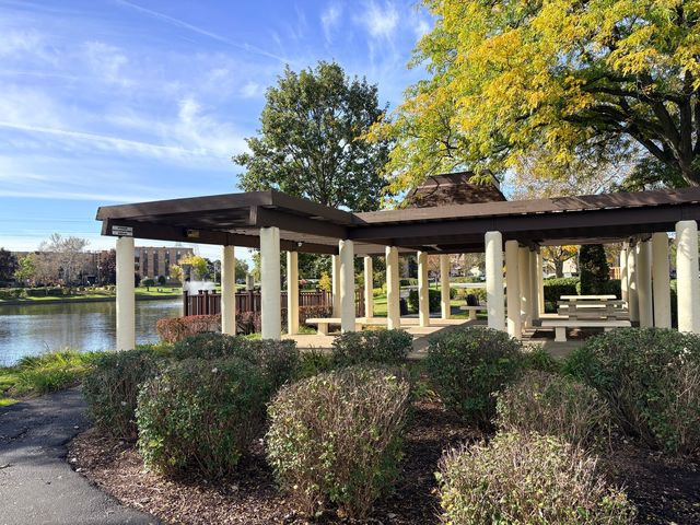 502 W Huntington Commons Road 241, Mount Prospect, IL 60056