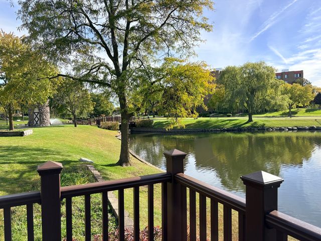 502 W Huntington Commons Road 241, Mount Prospect, IL 60056