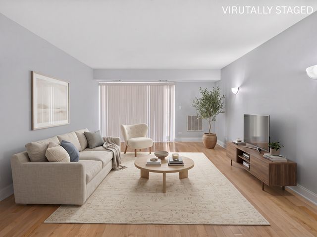 502 W Huntington Commons Road 241, Mount Prospect, IL 60056