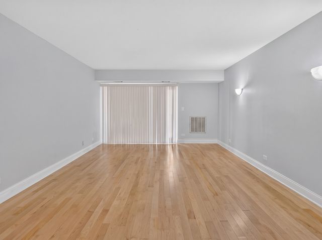 502 W Huntington Commons Road 241, Mount Prospect, IL 60056