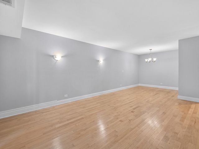 502 W Huntington Commons Road 241, Mount Prospect, IL 60056