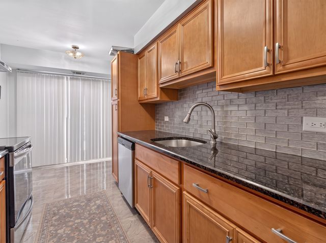 502 W Huntington Commons Road 241, Mount Prospect, IL 60056