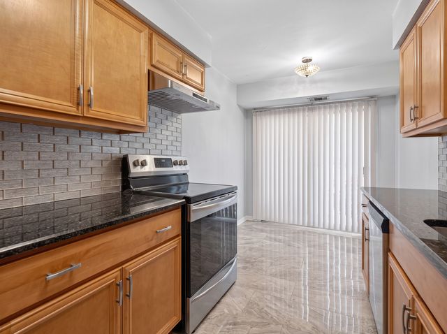 502 W Huntington Commons Road 241, Mount Prospect, IL 60056