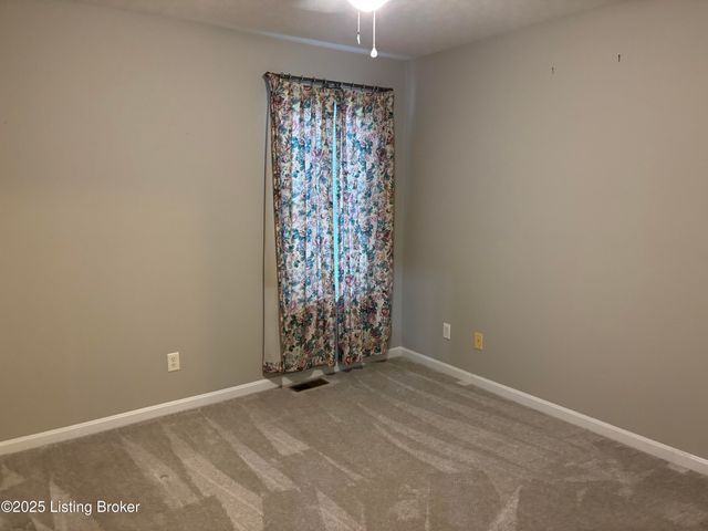 6330 Winding Stream Dr, Louisville, KY 40272