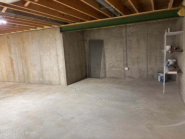 6330 Winding Stream Dr, Louisville, KY 40272