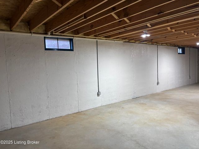 6330 Winding Stream Dr, Louisville, KY 40272