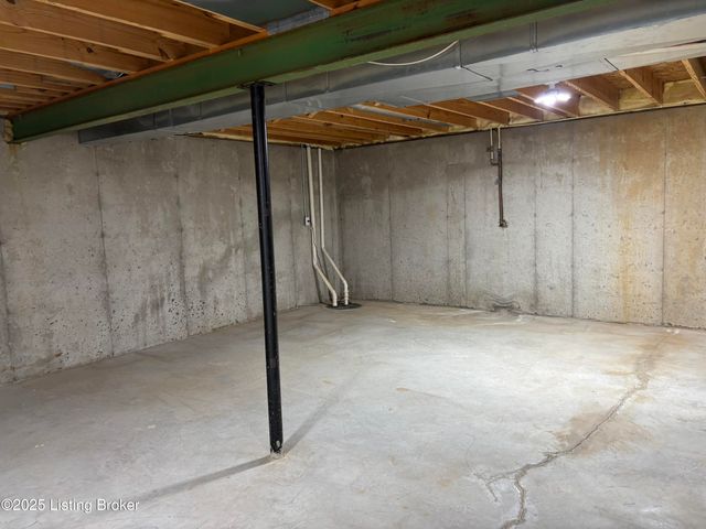 6330 Winding Stream Dr, Louisville, KY 40272