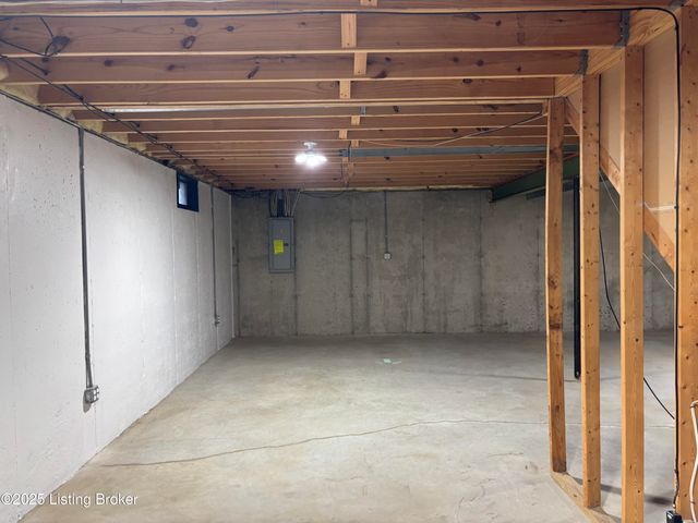 6330 Winding Stream Dr, Louisville, KY 40272