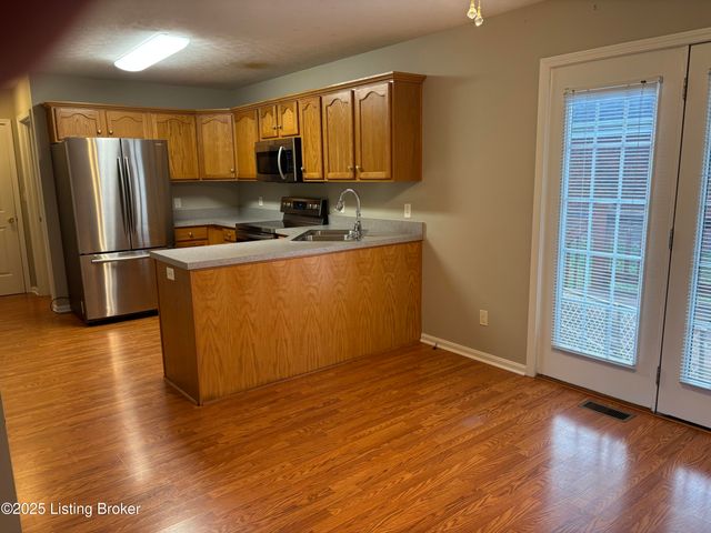 6330 Winding Stream Dr, Louisville, KY 40272