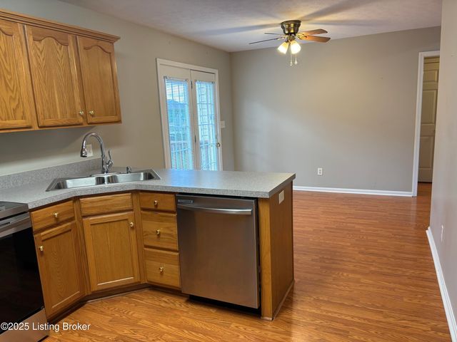 6330 Winding Stream Dr, Louisville, KY 40272