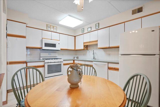 6755 N Milwaukee Avenue 404, Niles, IL 60714